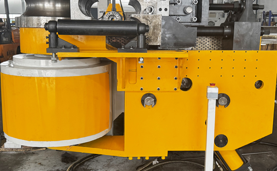 Mașină de îndoit țevi complet automată din seria L CNC cu control servo-hidraulic