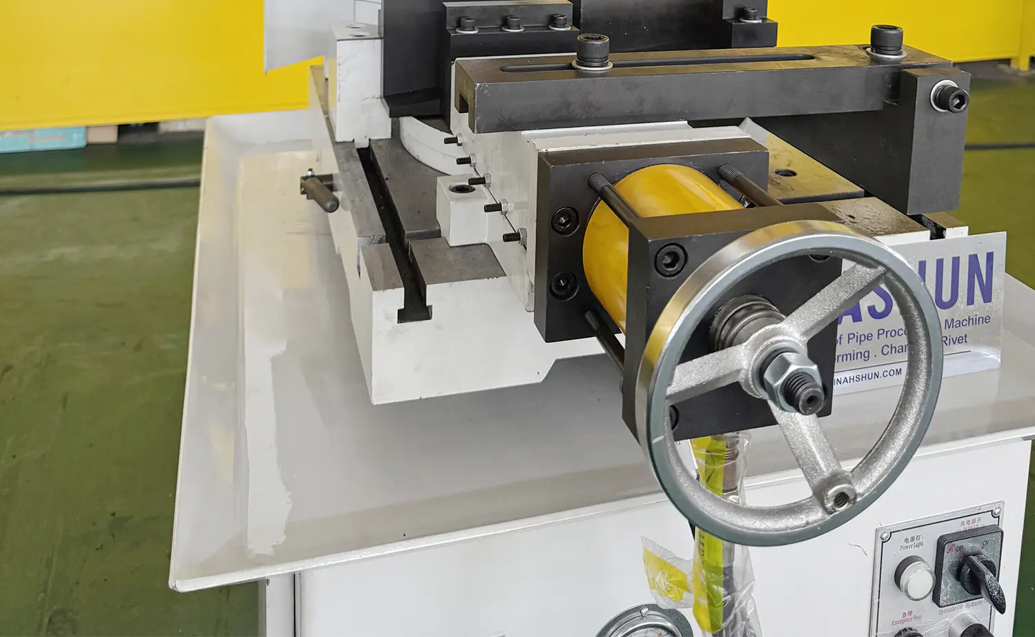 Seria V Mașină de ferăstrău circular hidraulic pentru metale semi-automat Seria V Mașină de ferăstrău circular hidraulic pentru metale semi-automat