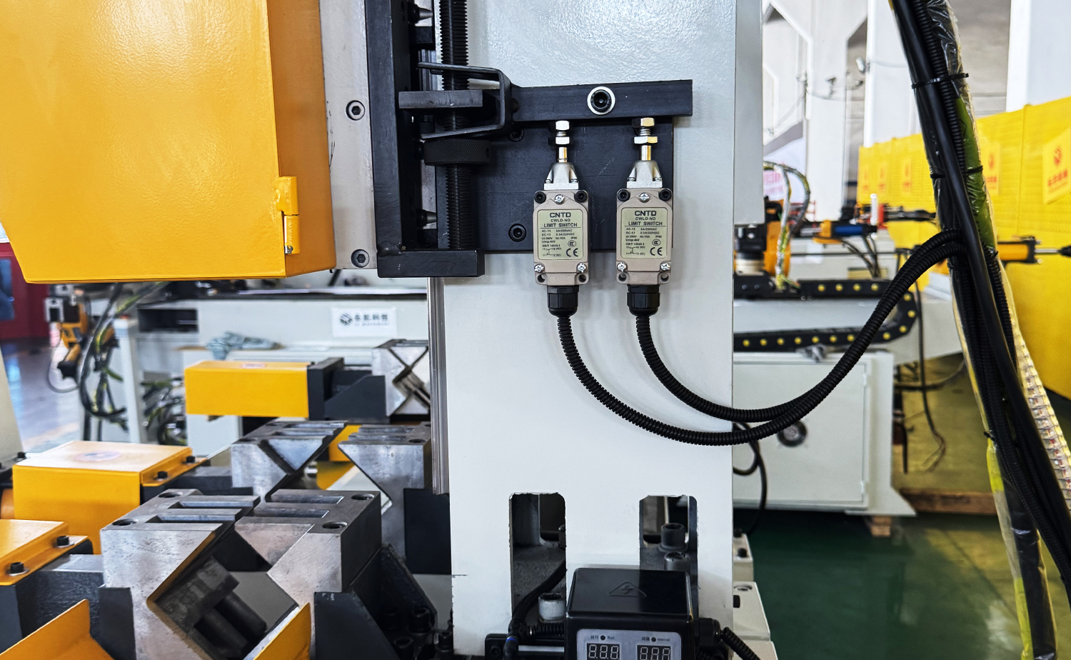 Seria CNC Mașină de tăiat tuburi de alimentare servo complet automată
