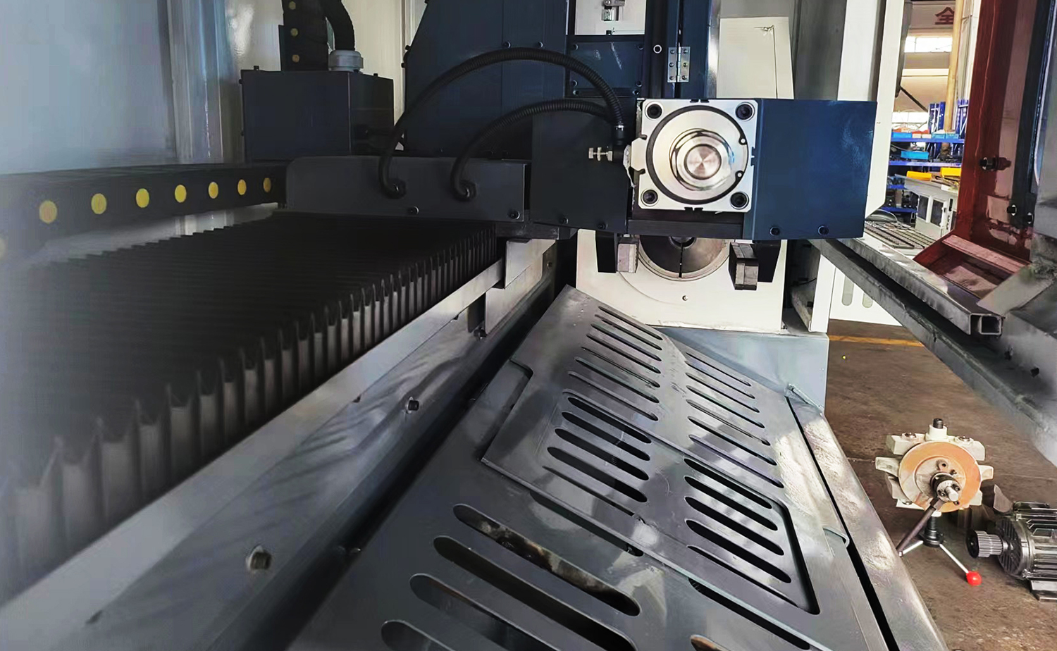 Mașină de tăiat tuburi cu laser 3D MCJG120