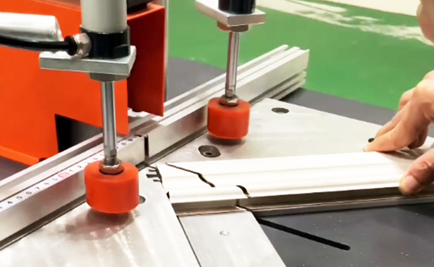 Mașină de tăiat tuburi din aluminiu semi-automată ES500 cu funcție de tăiere în unghi