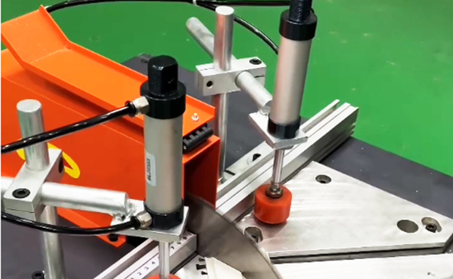 Mașină de tăiat tuburi din aluminiu semi-automată ES500 cu funcție de tăiere în unghi