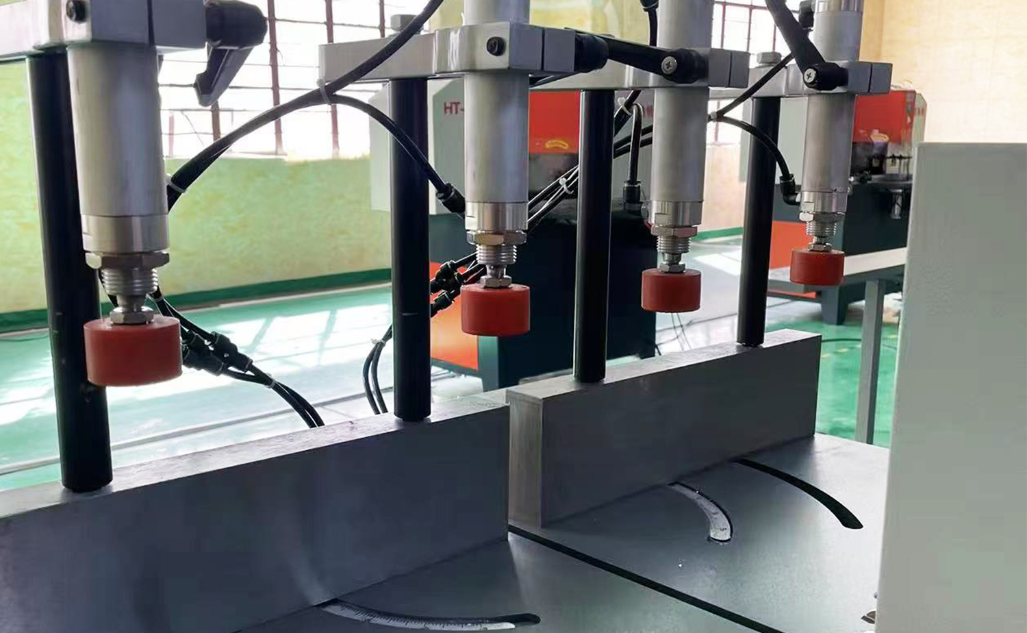ES550 Mașină semi-automată de tăiat aluminiu pentru profile mari și țevi